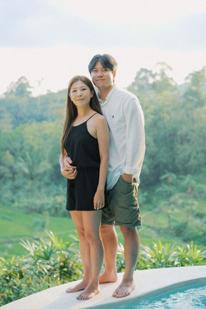 The Vision Between the organic curves of bamboo architecture and the endless tiers of rice paddies, I sat down with Haneul and Seo-yeon. Our goal was simple: to document their escape not as a series of poses, but as a collection of feelings. The afternoon light at Camaya Bali provided the perfect canvas for a Fuji 400H aesthetic. We embraced the soft, minty greens of the landscape and the airy, pastel highlights of the Balinese sky. The result is a visual narrative that feels like a classic film—soft, nostalgic, and deeply elegant.