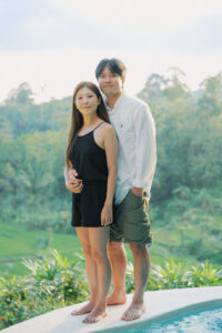 The Vision Between the organic curves of bamboo architecture and the endless tiers of rice paddies, I sat down with Haneul and Seo-yeon. Our goal was simple: to document their escape not as a series of poses, but as a collection of feelings. The afternoon light at Camaya Bali provided the perfect canvas for a Fuji 400H aesthetic. We embraced the soft, minty greens of the landscape and the airy, pastel highlights of the Balinese sky. The result is a visual narrative that feels like a classic film—soft, nostalgic, and deeply elegant.