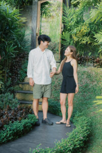 The Vision Between the organic curves of bamboo architecture and the endless tiers of rice paddies, I sat down with Haneul and Seo-yeon. Our goal was simple: to document their escape not as a series of poses, but as a collection of feelings. The afternoon light at Camaya Bali provided the perfect canvas for a Fuji 400H aesthetic. We embraced the soft, minty greens of the landscape and the airy, pastel highlights of the Balinese sky. The result is a visual narrative that feels like a classic film—soft, nostalgic, and deeply elegant.